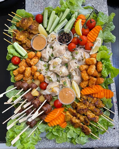 Pica pica tray Pica Pica Food, Snack Bars, Party Food Platters, Golden Wedding, Buffet Food, Food Platters, Snack Bar, Party Food, Cobb Salad