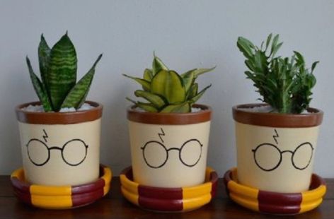 Trendy Bedroom Decor, Cute Plant Pots, Harry Potter Plants, Plant Pots Crafts, Plant Pot Design, Diy Pottery Painting, Flower Pot Art, Painted Pots Diy, Flower Pot Design