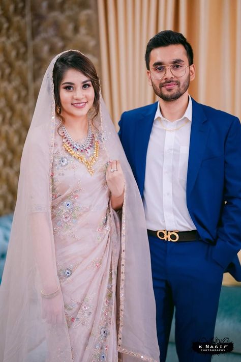 Nikah Outfit Muslim Pakistani Bridal, Muslim Engagement Look, Simple Nikah, Muslim Brides Indian, Engagement Looks For Indian Bride, Engagement Saree Look, Engagement Gifts Ideas, Muslim Engagement, Royal Wedding Outfits