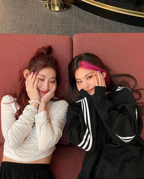 Itzy Duo, K Wallpaper, Korean Products, Beauty Life Hacks Videos, Homeless Children, Best Friends Forever, Beauty Life, Friends Forever, Instagram Update