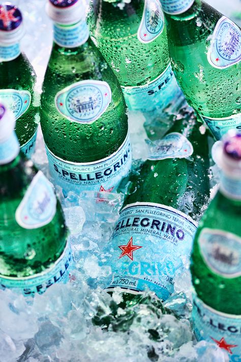 San Pellegrino Aesthetic, Pellegrino Aesthetic, Glass Bottle Photography, Sea Isle City, Water Bottle Brands, Agua Mineral, Water Aesthetic, Green Drinks, Slytherin Aesthetic