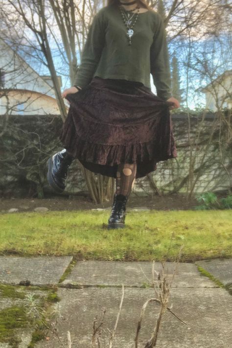 A mid-size person/girl wearing a dark brown maxi skirt and olive green sweater with ripped stockings. The person is also wearing multiple silver necklaces, one in form of a fairy on a moon, another in form of a butterfly. They are also wearing black platform dr. Marten shoes and multiple crystal rings. Fairy Academia, Fairy Grunge Aesthetic, Grunge Fits, Dream Aesthetic, Grunge Fairy, Hippie Vibes, Forest Floor, Fairy Grunge, Aesthetic Outfit