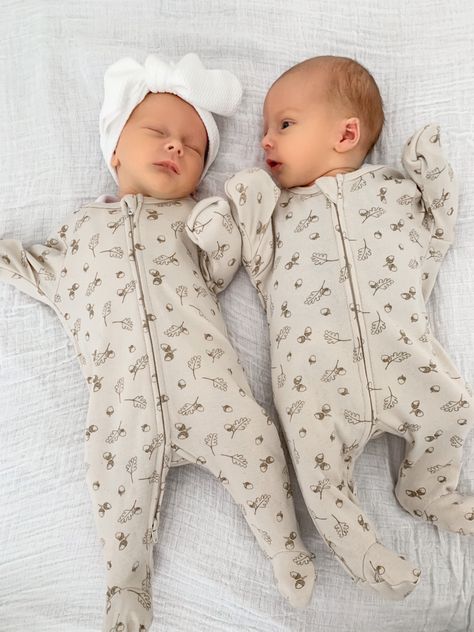 Newborn Twins Outfits, Newborn Twin Outfits, Twin Outfits Boy And Girl, Twin Boy And Girl, Newborn Books, Twin Baby Clothes, Twin Baby Boys, Baby Pictures Newborn