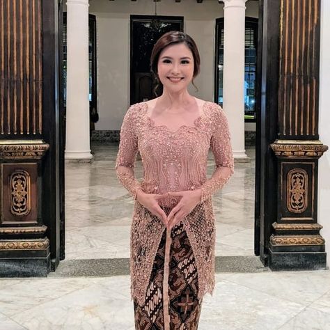 Pin by Cindralina Krechen Selly on fashion in 2022 | Gaun perempuan, Model baju wanita, Gaun Kebaya Rose Gold, Kebaya Simple, Kebaya Graduation, Model Dress Kebaya, Braidsmaid Dresses, Batik Dress Modern, Kebaya Wedding, Kebaya Modern Dress, Parisian Outfits