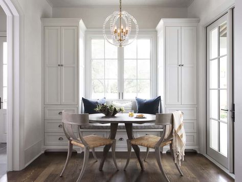 Elegant breakfast room - Trendir Breakfast Nook With Cabinets, Modern Breakfast Nook Ideas, Breakfast Nook Seating, Kitchen Corners, Modern Breakfast Nook, Breakfast Nook Ideas, Become A Morning Person, Country Breakfast, Kitchen Banquette