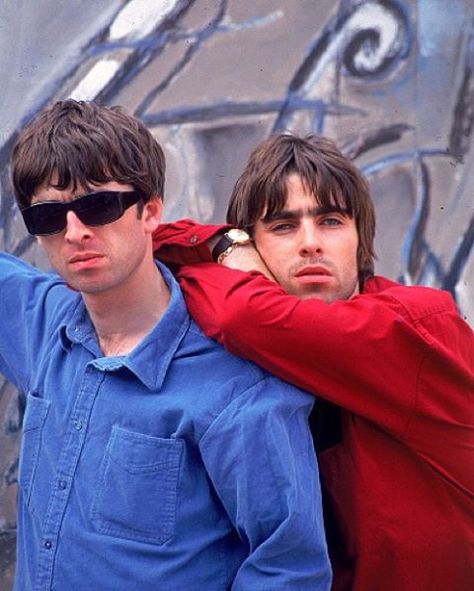 #LiamGallagher and #NoelGallagher photographed by : ©Kevin Cummins. Liam Gallagher 1994, Liam Gallagher Noel Gallagher, Liam Oasis, Oasis Live, Liam And Noel, Oasis Band, Noel Gallagher, Liam Gallagher, British Rock