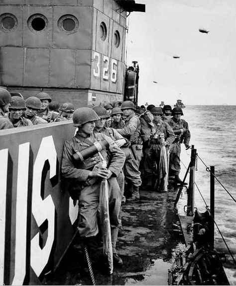 Normandy, June 1944. En route to the beaches. D Day Photos, Utah Beach, D Day Normandy, Operation Overlord, Normandy Beach, D Day Landings, Ww2 Photos, Landing Craft, Us Marines