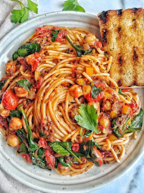 Roasted Tomato Spaghetti with Spinach and Chickpeas - Munchmeals by Janet Daniel Fast Pasta Recipes, Roasted Tomato Spaghetti, Spaghetti With Vegetables, Chickpea Spaghetti, Vegan Pastas, Marinara Pasta, Tomato Spaghetti, Spaghetti With Spinach, Ms Diet