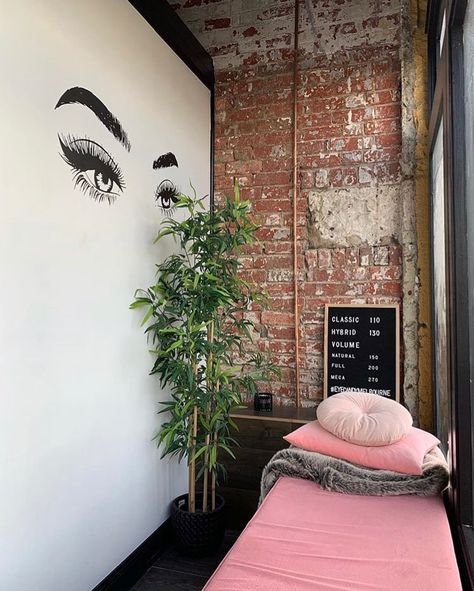 Who says a TINY lash room can’t be CUTE?! - Check out this small but cute lash room by @eyecandymelbourne - Want to know 6 TIPS for… Spa Room Ideas Estheticians, Salons Cottage, Makeup Room Decor Small Spaces, Waxing Room, Facial Room, Lash Room Decor, Beauty Room Salon, Esthetician Room Decor, Esthetics Room