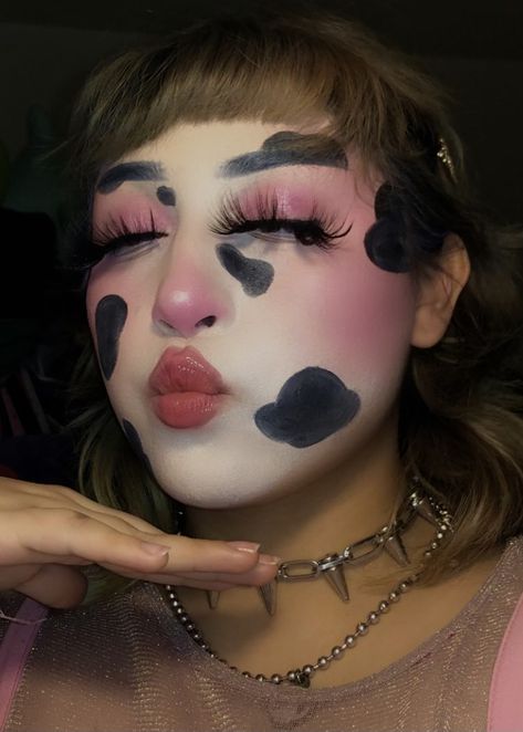 Pink Cow Makeup Look, Cow Makeup Look For Halloween, Cow Makeup Looks Easy, Cow Face Painting Halloween, Cute Cow Makeup Halloween, Cow Costume Makeup, Cow Face Paint, Cow Makeup Look, Cow Print Makeup