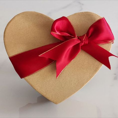 How to tie a diagonal ribbon around heart shaped gift box? Heart-shaped candy boxes ribbon wrapping tutorial. Tie Bows With Ribbon, Ribbon Wrapping, Wrapping Tutorial, Valentines Party Decor, Wrapping Ribbon, Heart Gift Box, Heart Shaped Candy, How To Tie Ribbon, Heart Shape Box