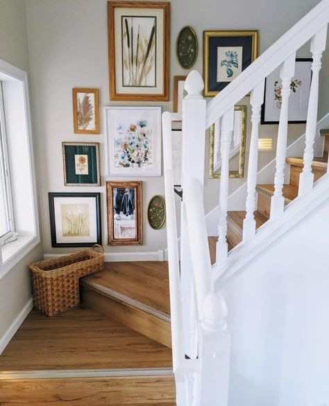 Above Stairs Decor, Staircase Gallery Wall, Decorating Stairway Walls, Stair Wall Decor, Staircase Gallery, Dreamy Interiors, Gallery Wall Staircase, Staircase Wall Decor, Gallery Wall Ideas