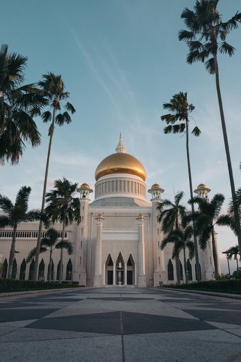 Bandar Seri Begawan Brunei felt like Agrabah in real life Brunei Aesthetic, Brunei Travel, Bandar Seri Begawan, Muslim Countries, Adventure Landscape, Beautiful Mosques, Southeast Asia Travel, Exploring The World, Islamic Architecture