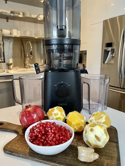 Pomegranate Juicing Recipes, Pb2 Smoothie, Glowing Green Smoothie, Best Juicing Recipes, Holiday Mocktail, Orange Pomegranate, Orange Juice Recipes, Celery Juice Benefits, Healthy Juicer Recipes