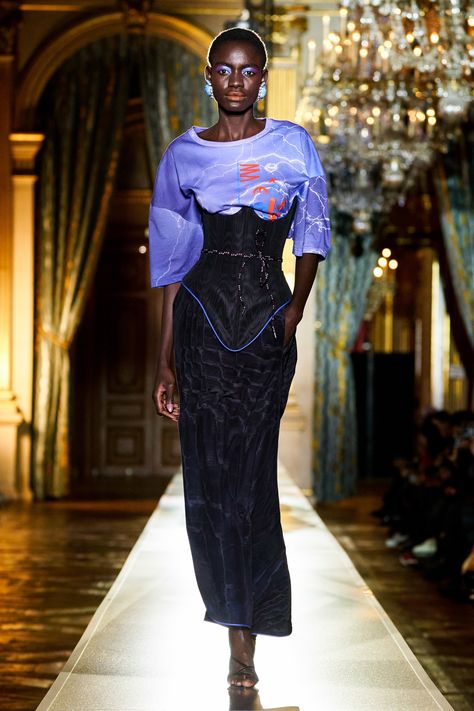 https://www.vogue.com/fashion-shows/fall-2020-ready-to-wear/andreas-kronthaler-for-vivienne-westwood/slideshow/collection Vivienne Westwood Street Style, Vivienne Westwood Fashion, Andreas Kronthaler, 2024 Inspiration, Live Fashion, Fashion Show Collection, Fashion 2020, Vivienne Westwood, Couture Fashion