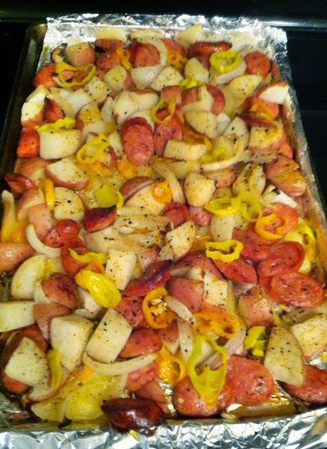 Oven Roasted Sausage, Sausage Potatoes And Peppers, Roasted Sausage, Sausage Potatoes, Stuffed Banana Peppers, God Mat, Peppers Recipes, Bratwurst, Think Food