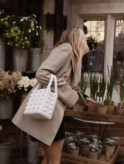 16 Beaded Bags You Need for Every Outfit — Camille Charriere Instagram Inspiration Look Hippie Chic, Cheap Purses, Embellished Bags, Simple Fall Outfits, Fall Handbags, Summer Handbags, Fashion Beads, Pearl Bag, Lv Bags