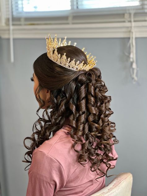 Quinceanera Hairstyles All Down, Xv Hairstyles, Quinceanera Hairstyle, Sweet 16 Hairstyles, Quinceanera Makeup, Braided Crown, Down Hairstyles For Long Hair, Quince Hairstyles With Crown, Romantic Curls