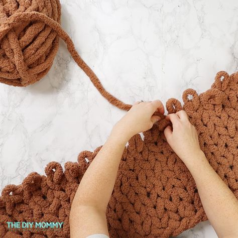 Knit A Chunky Blanket, Finger Knitting Blankets, Chunky Blanket Diy, Chunky Blanket Pattern, Chunky Yarn Blanket, Finger Knitting Projects, Chunky Crochet Blanket Pattern, Diy Knit Blanket, Hand Crocheted Blanket