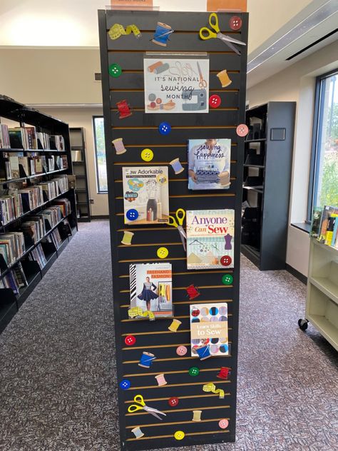 Nonfiction Library Displays, Library End Cap Displays, End Cap Display, Elementary Librarian, Work Bulletin Boards, Library Resources, Books Tbr, Book Displays, Library Display