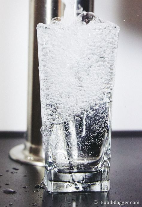 How to Make Carbonated Water at Home - from simple to more elaborated setups Flavored Carbonated Water, Food Substitutions Healthy, Seltzer Water, Soda Recipe, Homemade Syrup, Carbonated Water, Soda Stream, Carbonated Drinks, Homemade Snacks