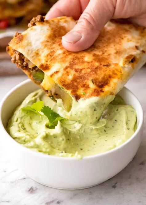 Quesadilla being dipped into Avocado Sauce Mexican Avocado, Avocado Recipes Healthy, Avocado Dessert, Avocado Sauce, Fresh Avocado, Think Food, Tapenade, Avocado Recipes, Idee Pasto Sano