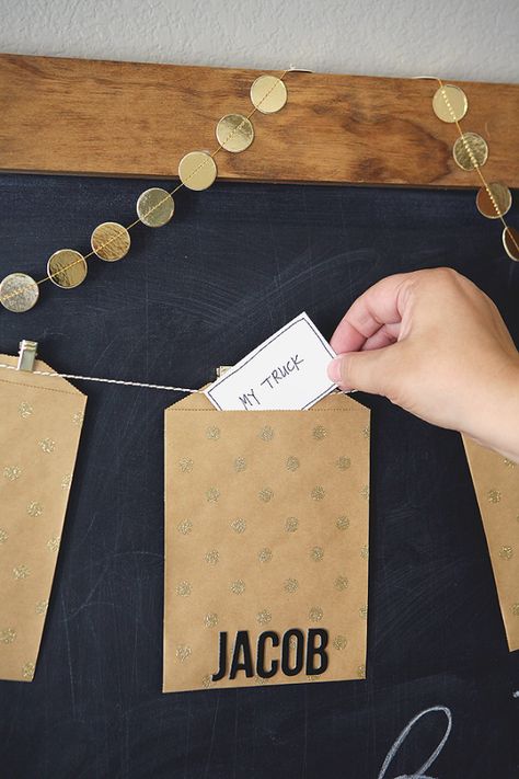 DIY Family Gratitude Garland. A sweet tradition you'll want to start this year. Gratitude Garland, Thankful Board, Gratitude Crafts, Reusable Advent Calendar, Season Of Gratitude, Family Gratitude, Circle Garland, Month Of November, Glitter Bag