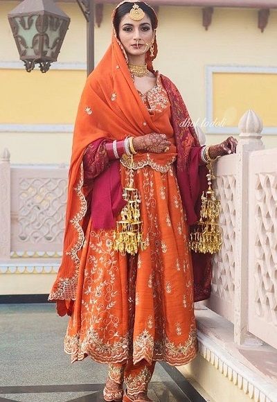 Latest 50 Bridal Suits With Heavy Dupatta Designs (2021) Sikh Wedding Dress, Punjabi Wedding Dress, Punjabi Wedding Suit, Bridal Suits Punjabi, Orang India, Suits Outfits, Bride Suit, Sikh Bride, Embroidery Suits Punjabi