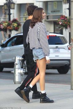 be53ee61104935234b174e62a07e53cfdesc36071698ri Kaia Gerber Street Style, Kaia Gerber Style, Kaia Gerber, Celebrity Street Style, 가을 패션, Sweater And Shorts, Outfits Casuales, Dr. Martens, Short Outfits