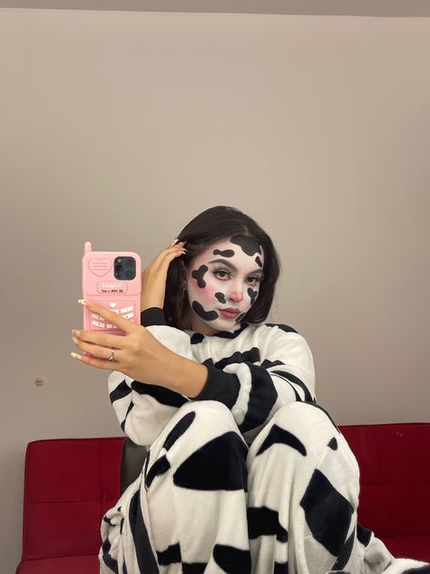 Cow Makeup Look, Cow Make Up, Cowgirl Makeup, Cow Costume, Halloween Makeup Pretty, Disney Christmas, Easy Halloween, Halloween Ideas, Halloween Makeup