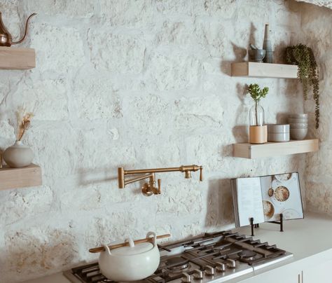 Farmhouse Kitchen Stone Backsplash, White Rock Backsplash Kitchen, Stucco Backsplash Kitchen, Sandstone Backsplash Kitchen, Italy Inspired Kitchen, Kitchen Rock Backsplash, European Inspired Kitchen, Limestone Kitchen Backsplash, Rock Kitchen Backsplash