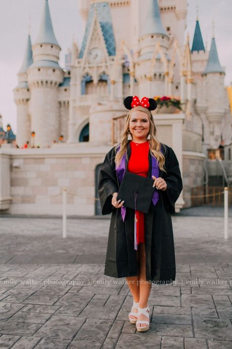 Disney Graduation Pictures, Disney Senior Pictures, Disney Graduation, Disney Pics, Graduating Teacher, Graduation Picture, Graduation Picture Poses, Disney Photos, Grad Photos