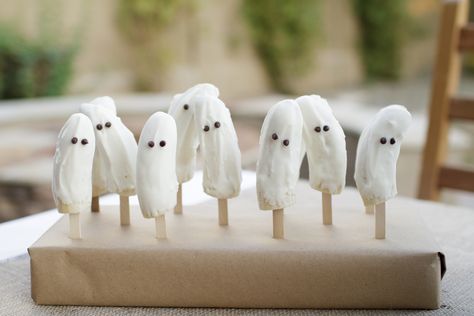 ghost banana pops Banana Ghost, White Chocolate Banana, Banana Ghosts, Halloween Theme Birthday, Vegan Halloween Food, Halloween Lunch Box, Halloween Lunch, Halloween Class Party, Healthy Halloween Treats