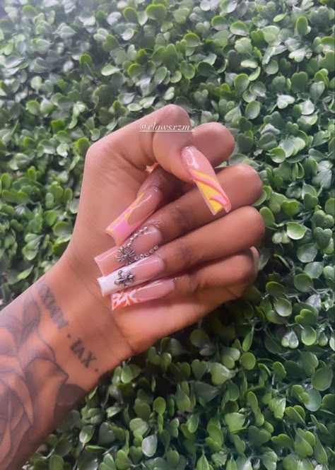 Summer Acrylic Nails Black Women, Marble Nails On Black Women, Summer Nail Ideas Black Women, Coffin Nails Black Women, 90s Nails Acrylic Black Women Designs, Summer Nails Black Women, Glittery Acrylic Nails, Pink Ombre Nails, Long Acrylic Nail Designs