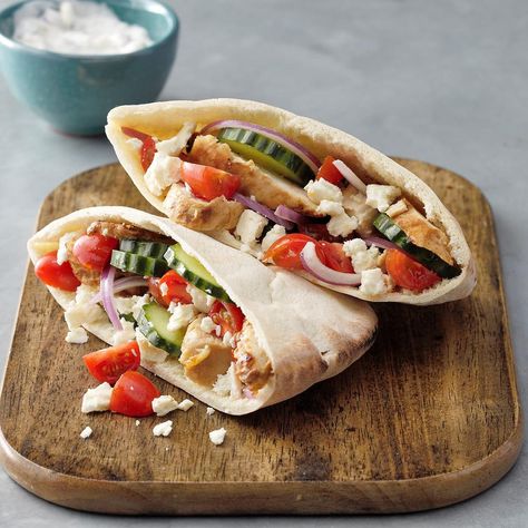 Greek Grilled Chicken Pitas Chicken Pita Sandwich, Chicken Pita Pockets, Pocket Recipes, Chicken Pita Recipes, Greek Chicken Pita, Pita Pocket Recipes, Chicken Pitas, Picknick Snacks, Pita Recipe