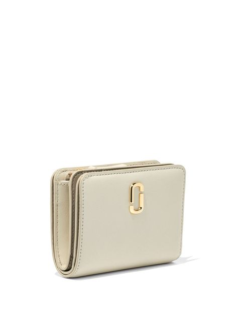 The Mini Compact wallet from Marc Jacobs featuring cream white, beige, leather, gold-tone logo plaque, embossed internal logo, top zip fastening, card slots and note compartment. This item is in size UNI and the color is White Girly Bags Handbags, Pretty Wallet, Woman Wallet, Louis Vuitton Keychain, Marc Jacobs Wallet, School Bag Essentials, White Wallet, Womens Wallet, Card Purse