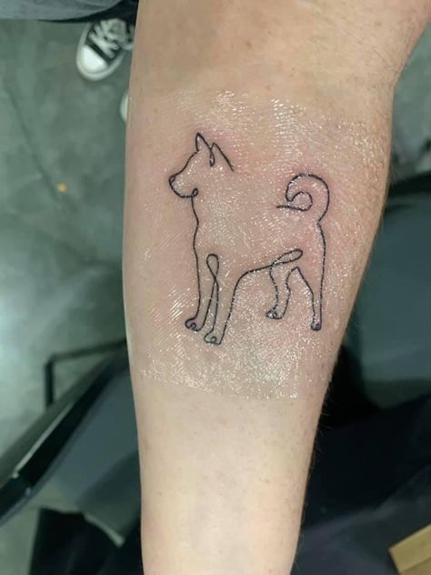 Akita Ears Tattoo, Two Dogs Tattoo Minimalist, Akita Tattoo Minimalist, Shiba Inu Tattoo, Akita Inu Tattoo, Akita Tattoo Ideas, Akita Tattoo, Ankle Dog Tattoos For Women, One Line Tattoo