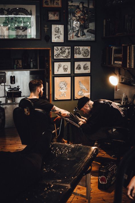 It's a Man's World Tattooing Aesthetic, Tattoo Artists Aesthetic, Tattoo Studio Aesthetic, Tattoo Shop Aesthetic, Tattoo Artist Aesthetic, Cover Ups Tattoo, Tattoo Room, Tattoo Shop Interior, Tattoo Shop Decor