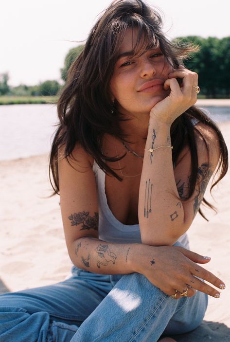 Posing Pictures, Tattoo Photoshoot, Girl Back Tattoos, Lady Riders, Black Ink Tattoos, Minimal Outfit, Branding Photoshoot, Medium Hair Cuts, Long Hair Cuts