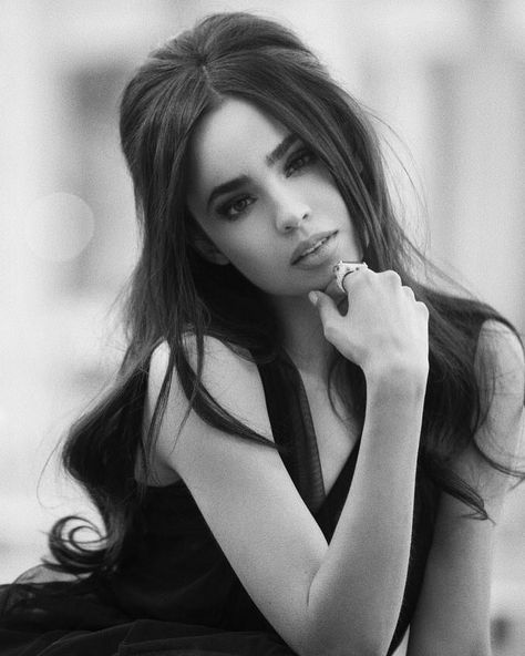 Celebrity Fits, Evie Descendants, Sophia Carson, Fine People, Black And White People, Purple Hearts, Celebrity Faces, Female Idols, Sofia Carson