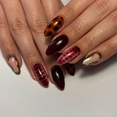 Summer nail art but make it autumn 💅🏽 tIeR tHreE 🎨 • • • • • • • • • • • • • • • • #nails #nailart #gelnails #gelnailart #tortie #tortoiseshell #tortoiseshellnails #autumnnails #winternails #biab #biaboverlay #naturalnails #nailnspo #brighton #brightonnails #london #londonnails #hackney #hackneynails #brightonnailtech #londonnailtech #chromenails #winternails #autumnnails #winter #autumn Red Tortoise Nails, Red And Tortoise Nails, Tortoise And Burgundy Nails, Tortoise And Red Nails, Burgundy Tortoise Shell Nails, Summer Nail Art, London Nails, Nail Art Summer, Summer Nail