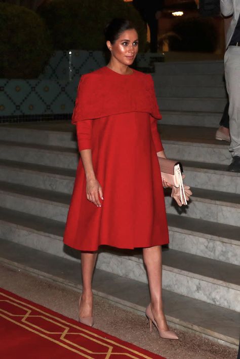 Meghan Markle Pregnancy Style, Meghan Markle Maternity Style, Meghan Markle Maternity, Estilo Meghan Markle, Baggy Outfits, Prince Harry Et Meghan, Beautiful Evening Gowns, Vestidos Retro, Prins Harry