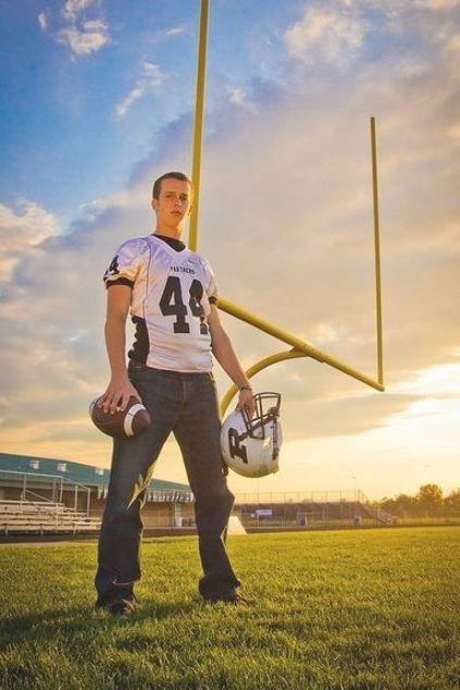 Stadium Photoshoot, Football Senior Pictures, Senior Football, Senior Boy Poses, Football Photography, Sport Woman Fitness, Volleyball Pictures, Football Stadium, Celebrity Design