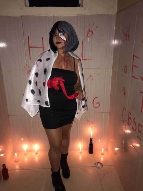 Fantasia e maquiagem de cruella deVil para halloween. Cruela Devil, Fantasias Halloween, Halloween 2024, Halloween Costume, Halloween Costumes, Halloween, Makeup, Make Up