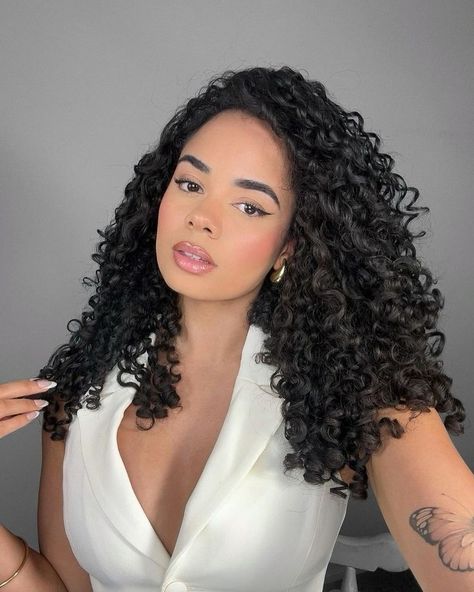 Naturally Long Curly Hair, Classy Curly Hair, Long Curly Hair Black, Side Part Curly Hair, Curly Dark Hair, Long Natural Curls, Feminine Hair, Hairstyles For All Hair Types, Shoulder Length Curls