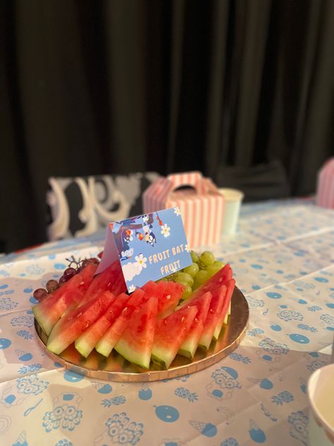 Bluey Party Desserts, Bluey Birthday Party Food Labels, Fruit Grazing Board, Bluey Birthday Party Food, Party Food Fruit, Bluey Party Food, Bluey Party Decorations, Fiesta Bluey, Bluey Birthday Party