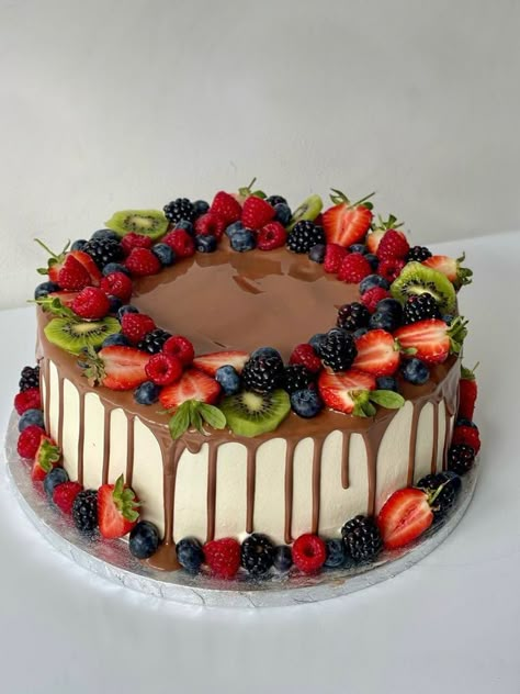 Pastel de chocolate con frutas Summer Fruit Cake Decoration, Fruit Topped Birthday Cake, Fruit Drip Cake, Fruit Topping Cake, Fruit Cake Decoration Simple, Chocolate Cake Ideas For Men, Fruity Cakes Birthday, Fruit Cake Decoration Birthday, Birthday Cake Ideas Fruit