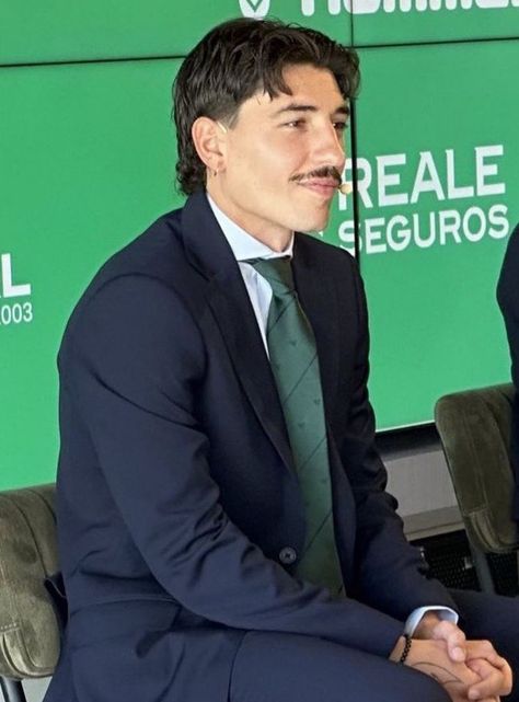 Hector Bellerin Hair, Hector Bellerin Hairstyle, Hector Bellerin Outfit, Hector Bellerin Mullet, Bellerin Haircut, Hector Bellerin Style, Bellerin Style, Athletes Outfits, Wavy Mullet