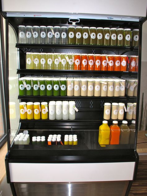 puree juice bar to-go Home Juice Bar, Juice Bar Design Ideas, Fruit Juice Bar, Juice Fridge, Juice Bar Interior, Bar Design Ideas, Juice Bar Design, Bar Fridge, Smoothie Shop