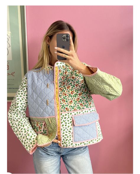 Quilted Jacket Aesthetic, Quilt Jacket Aesthetic, Quilt Jacket Street Style, Floral Quilted Jacket Outfit, Spring Vintage Quilted Jacket With Patchwork, Quoi Porter, Scandinavian Fashion, Eclectic Fashion, Winter Fashion Outfits